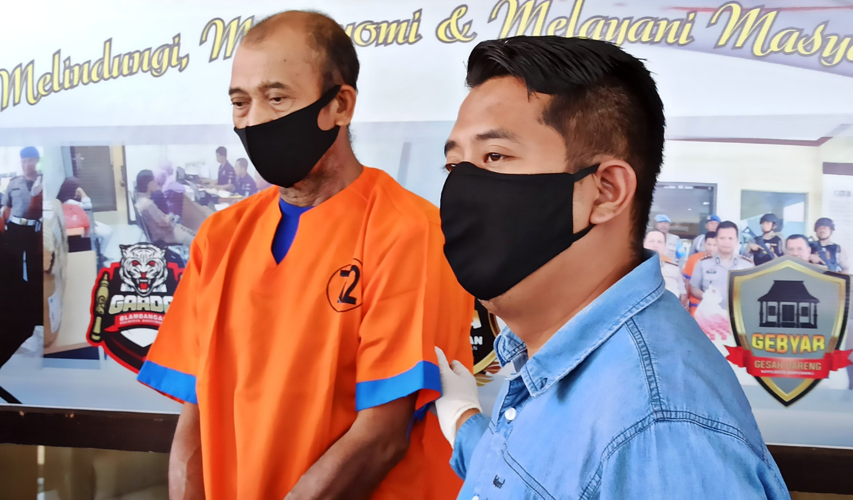 Kasat Reskrim Polresta Banyuwangi AKP M. Solikhin Ferry menunjukkan kakek yang menyetubuhi anak tirinya hingga hamil (foto: Hujaini/ngopibareng.id)