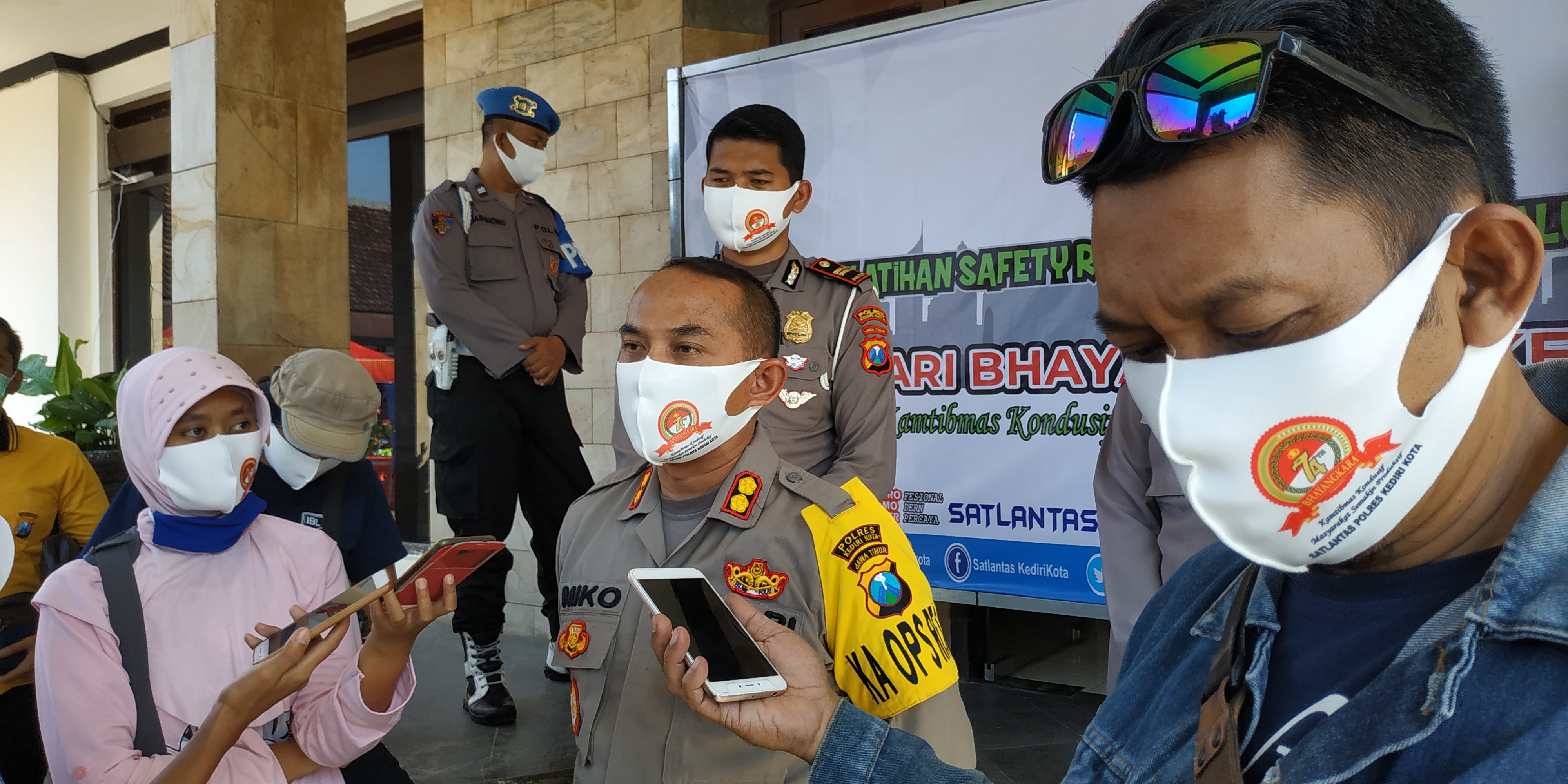 Puluhan komunitas mendapat pelatihan safety riding dari kepolisian. (Foto: Fendhy Plesmana/Ngopibareng.id)