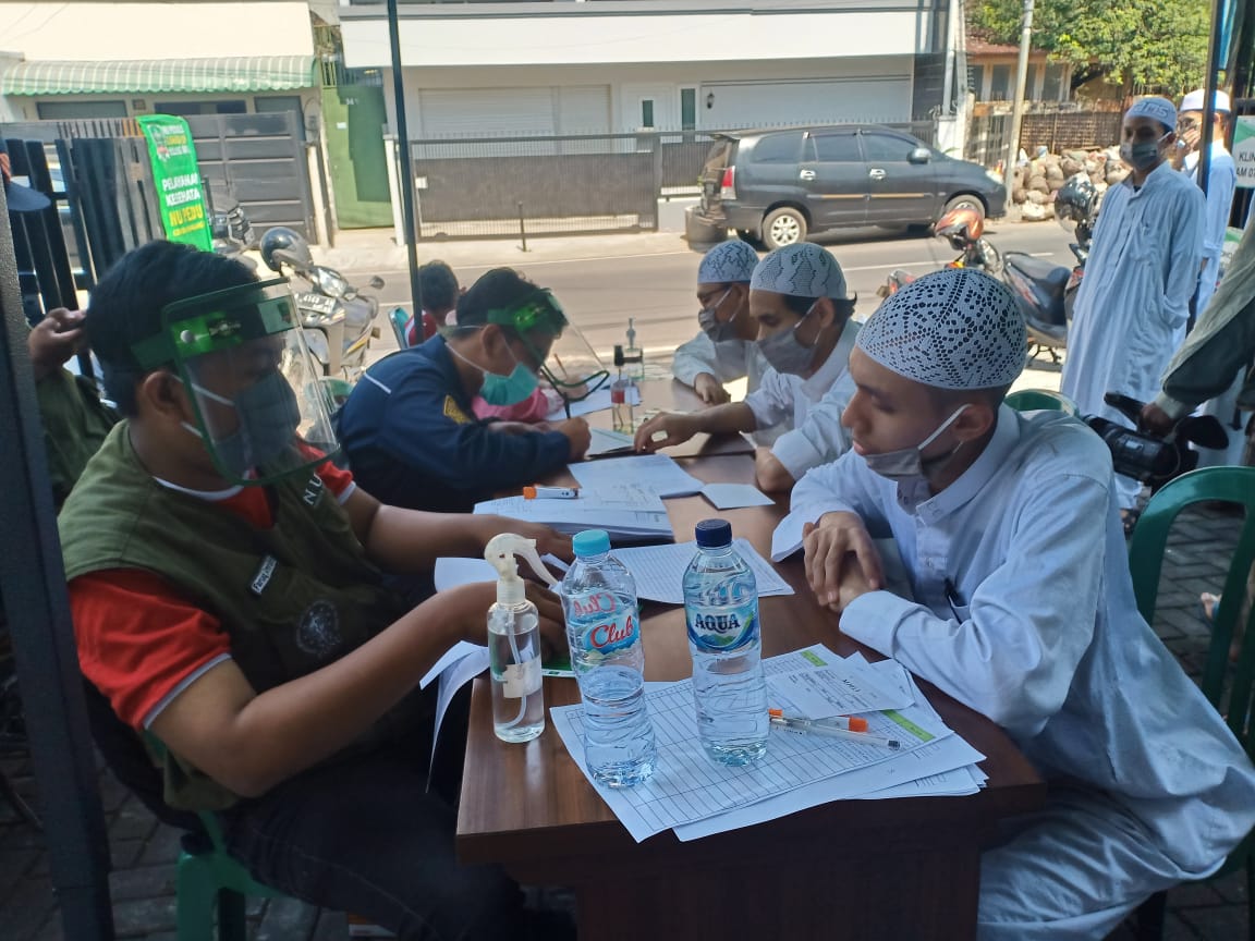 Para santri dari Pondok Pesantren Darul Hadits, Kota Malang saat menjalani rapid test oleh Satgas NU Peduli Covid-19 Malang Raya (Foto: Istimewa)