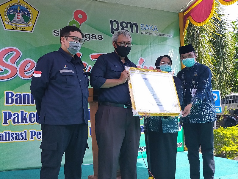 Peyerahan secara simbolis Alat Perlindungan Diri (APD) kepada tenaga kesehatan di Gresik. (Foto: Istimewa)