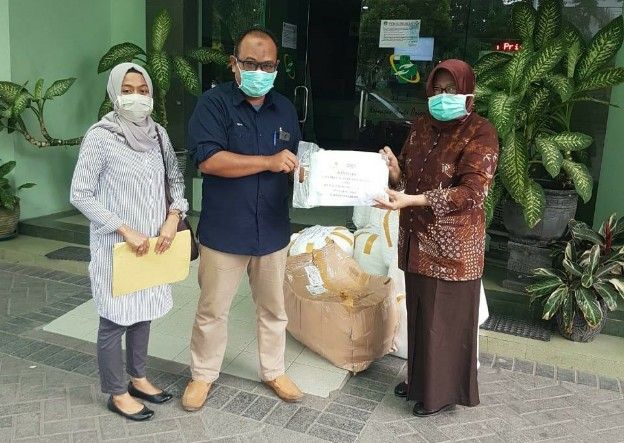 Senior Social Responsibility PGN Saka, Endro Probo (tengah) menyerahkan secara simbolis 150 APD kepada Dirut RSUD Ibnu Sina Gresik, dr Endang Puspitowati. (Foto: PGN Saka)