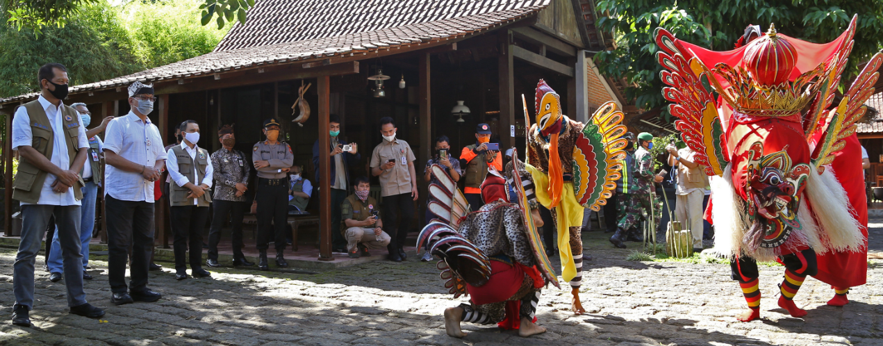 Tari Pitik-Pitikan dan Barong Kemiren turut menyambut kehadiran Kepala Badan Nasional Penanggulangan Bencana (BNPB) Jenderal TNI Doni Monardo. (Foto: Dok. BNPB)