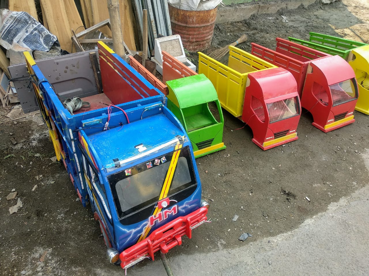 Miniatur truk buatan Hartoyo di Dusun Nanggungan, Desa Jatirejo, Kecamatan Diwek, Kabupaten Jombang. (Foto: M. Rizqi/Ngopibareng.id)