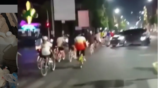 Gowes sepeda di Tegal terobos lampu merah. (Foto: Dok @infotegal)