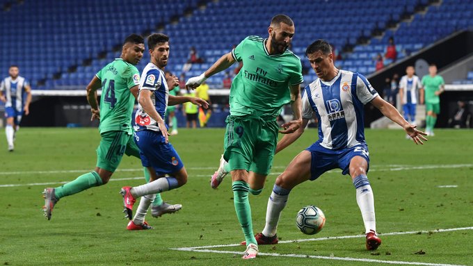 Karim Benzema mengirim umpan tumit pada Casemiro. (Foto: Twitter/@realmadrid) 