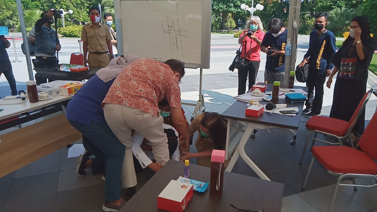 Walikota Tri Rismaharini saat melakukan sujud dan bangunkan oleh perwakilan IDI. (Foto: istimewa)