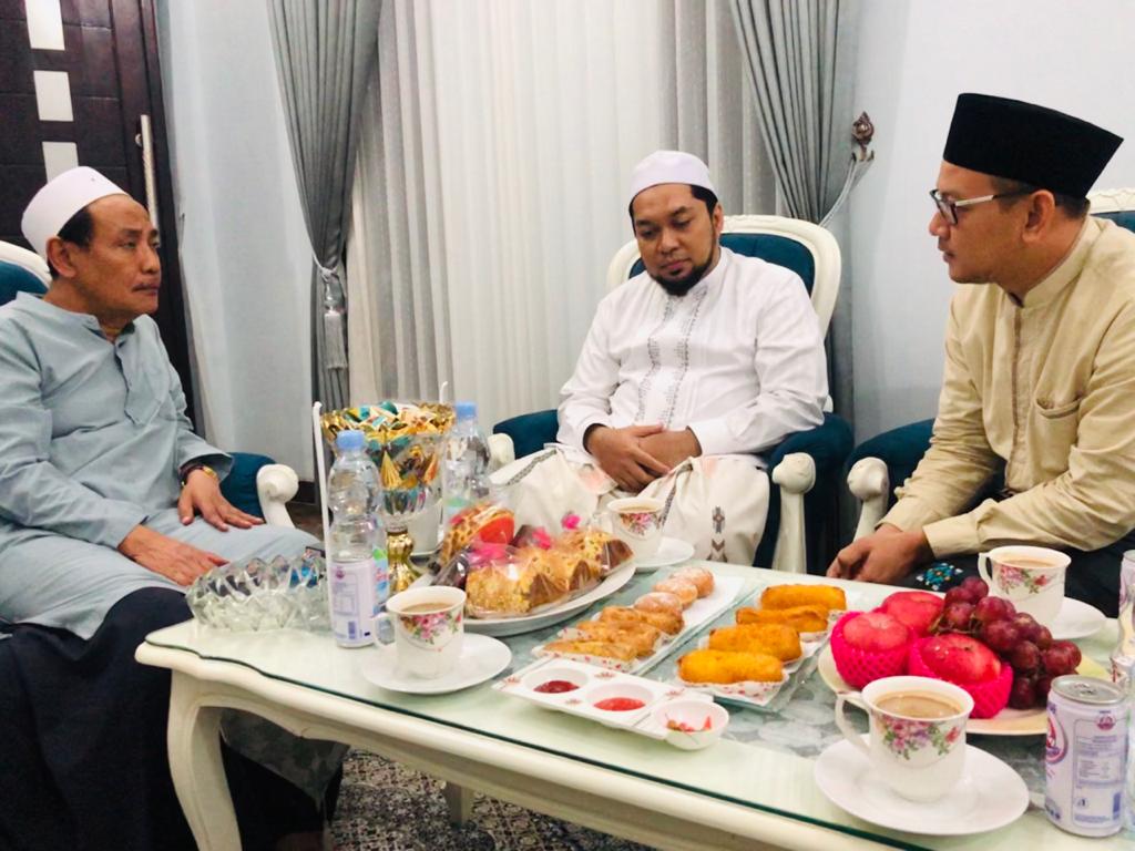 Syafiq Syauqi (kanan) bersama KH Hasan Mutawakkil Alallah dan KH Ahmad Azzaim Ibrohimy. (Foto: hms ansor jatim)