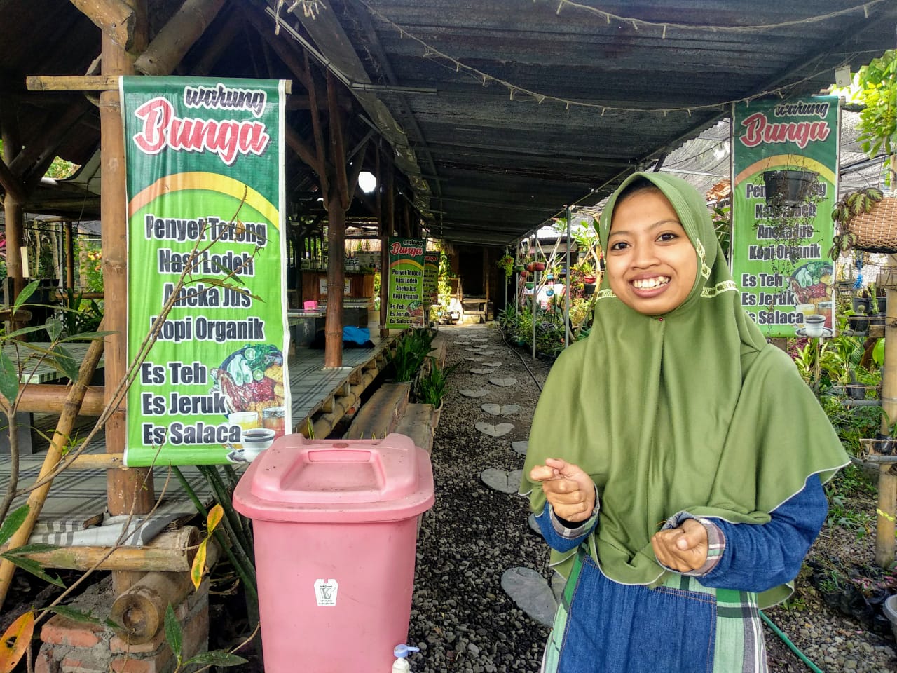 Nur Lailatul Hikmah, pemilik warung Bunga di Jombang (Foto: M.Rizqi/Ngopibareng.id)
