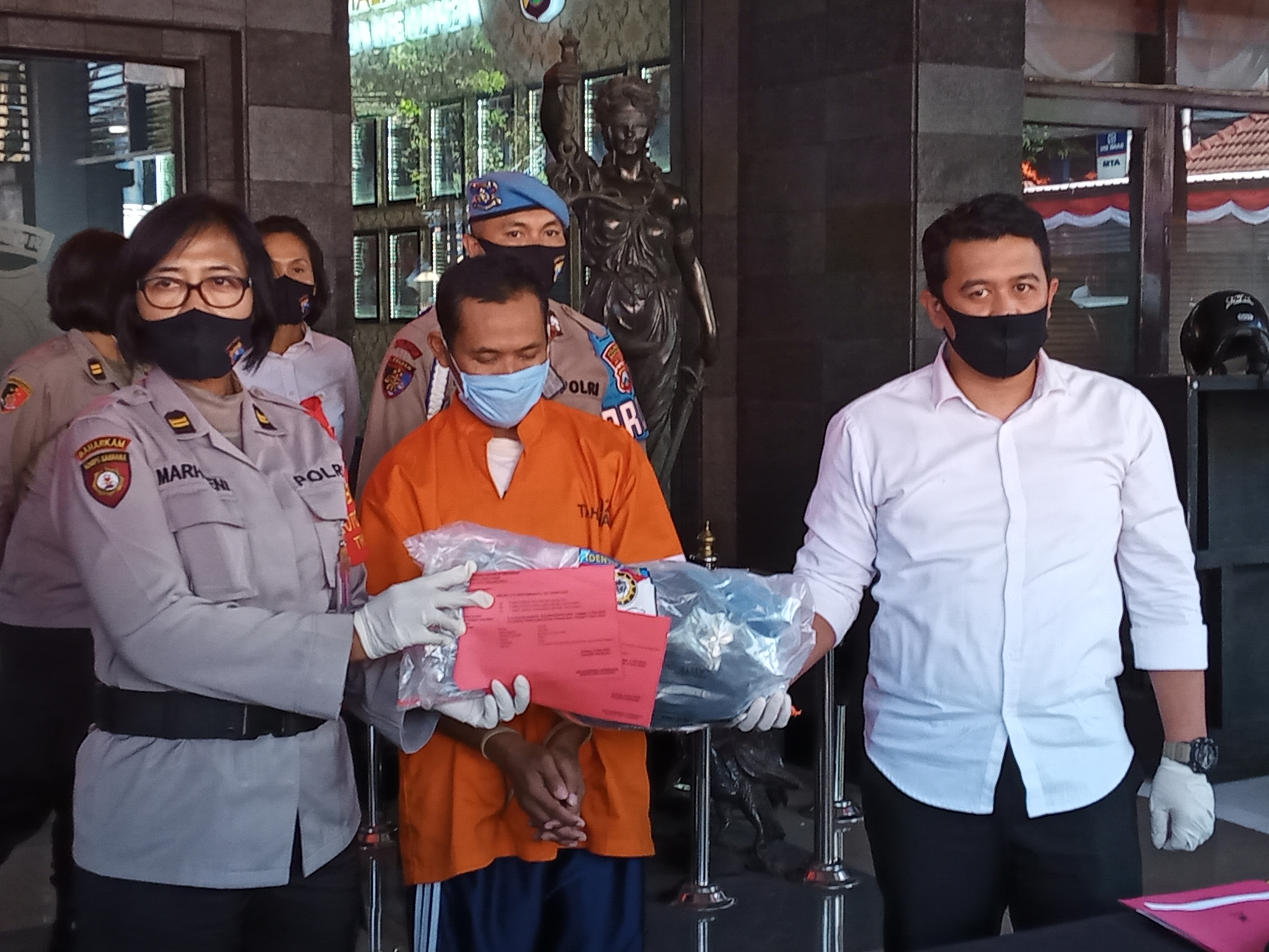 Tersangka inisial E alias Gowang, usia 42 tahun saat rilis kasus di Mapolresta Malang Kota. (Foto: Lalu Theo/ngopibareng.id)
