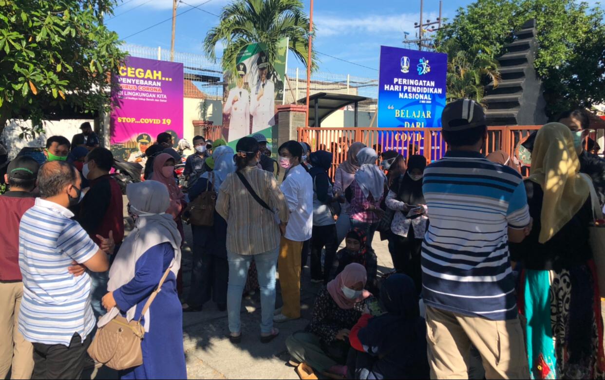 Orang tua murid saat melakukan aksi di depan Kantor Dindik Jatim, Sabtu. (Foto: Andik/Ngopibareng.id)