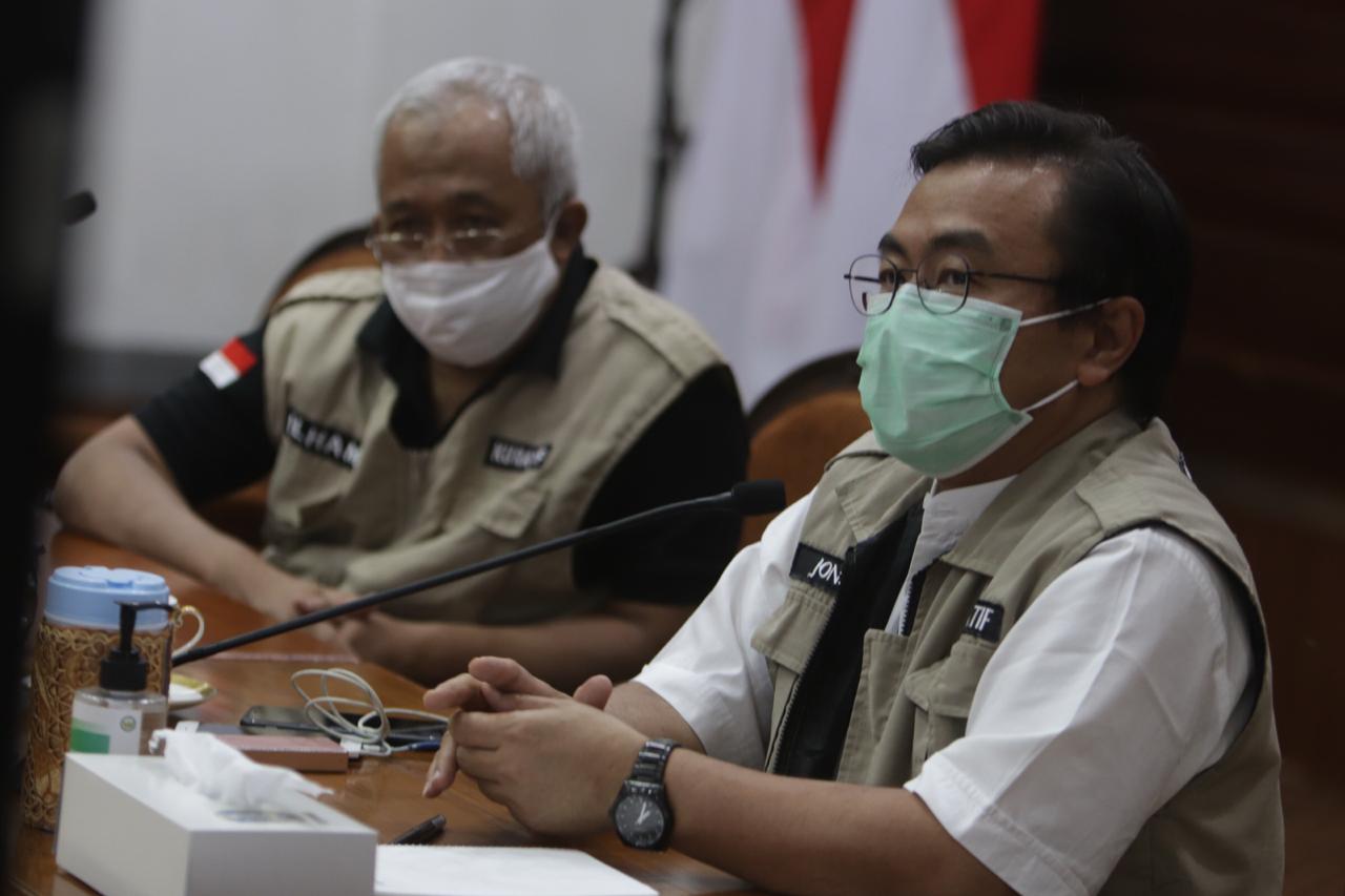 Koordinator Rumpun Kuratif Gugus Tugas Percepatan Penanganan Covid-19 Jatim, Dr. Joni Wahyuhadi. 