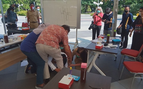 Walikota Tri Rismaharini saat melakukan sujud dan bangunkan oleh perwakilan IDI. (Foto: istimewa)