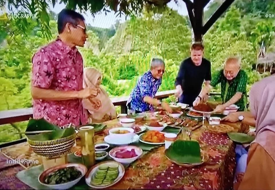 Hidangkan rendang hasil masakannya ke Gubernur Sumbar.