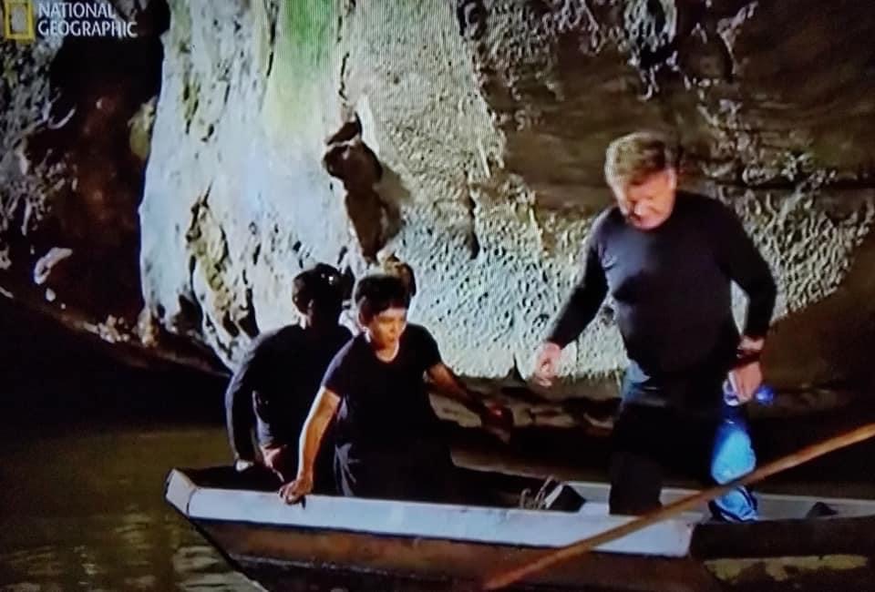 Gordon Ramsay diajak mencari udang lokal di dalam goa.
