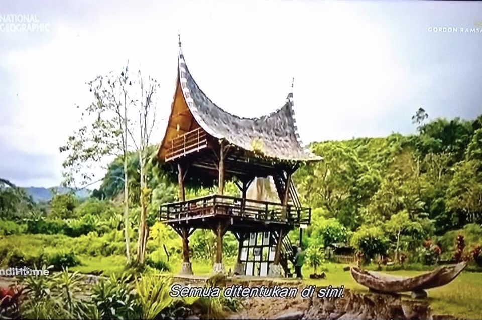 Gasebo model khas Minangkabau sebagai lokasi menghidangkan rendang masakan Ramsay.