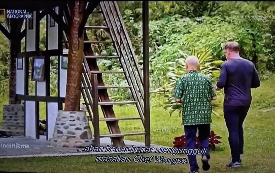 William Wongso dan Gordon Ramsay menuju gazebo untuk menyajikan rendang hasil masaknya.
