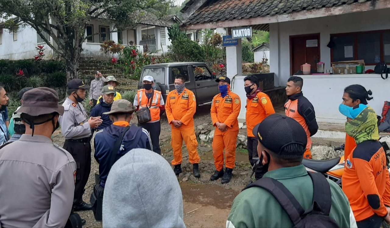 Kapolsek Kalipuro memberikan briefing pada tim SAR Gabungan sebelum memulai proses pencarian nenek Ruka'yah (foto:istimewa)