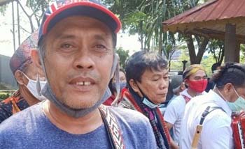 Koordinator Seniman  Taman Mini Indonesia Indah (TMII), Armen Suwandi, dan beberapa kawannya di TMII, Selasa. (Foto:Antara)