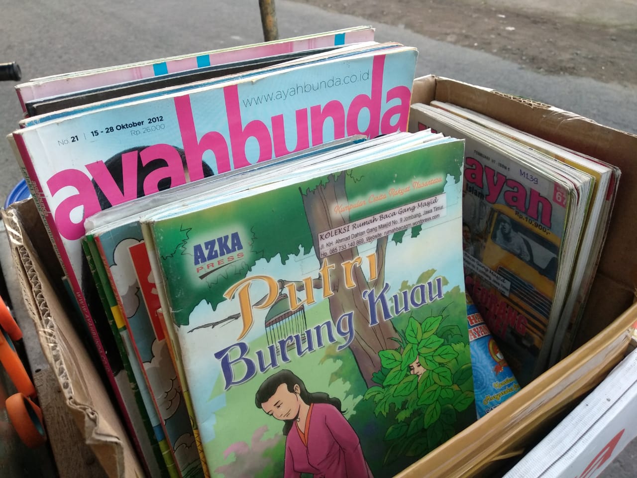 Buku bacaan yang dibawa Cak Pan asal Ngudirejo, Jombang, Jawa Timur, saat berjualan pentol. (Foto: M.Rizqi/Ngopibareng.id)