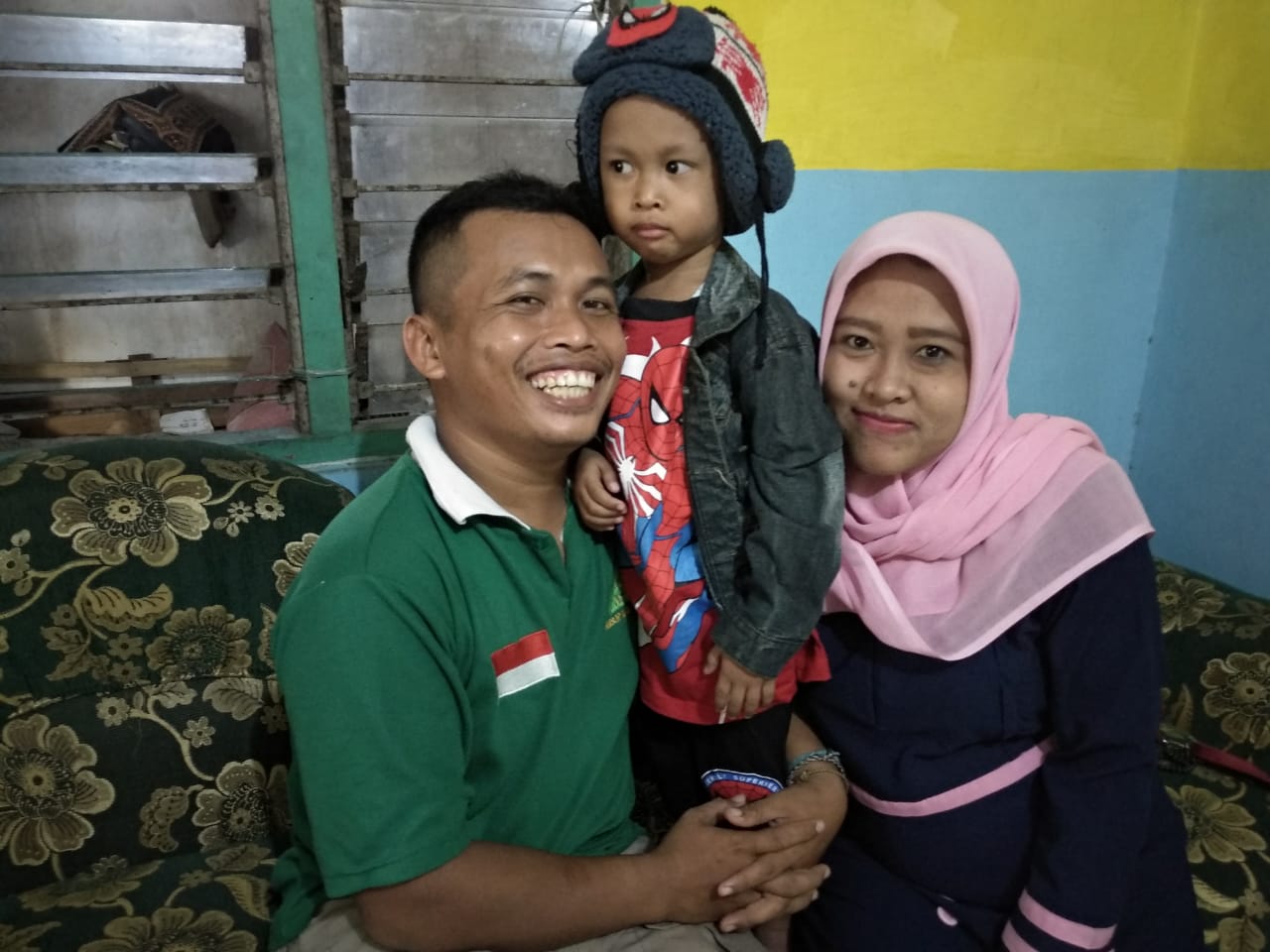 Cak Pan (kiri), berserta anak dan istrinya Diaah Purnawati saat ditemui di rumahnya, Jombang. (Foto: M.Rizqi/Ngopibareng.id)