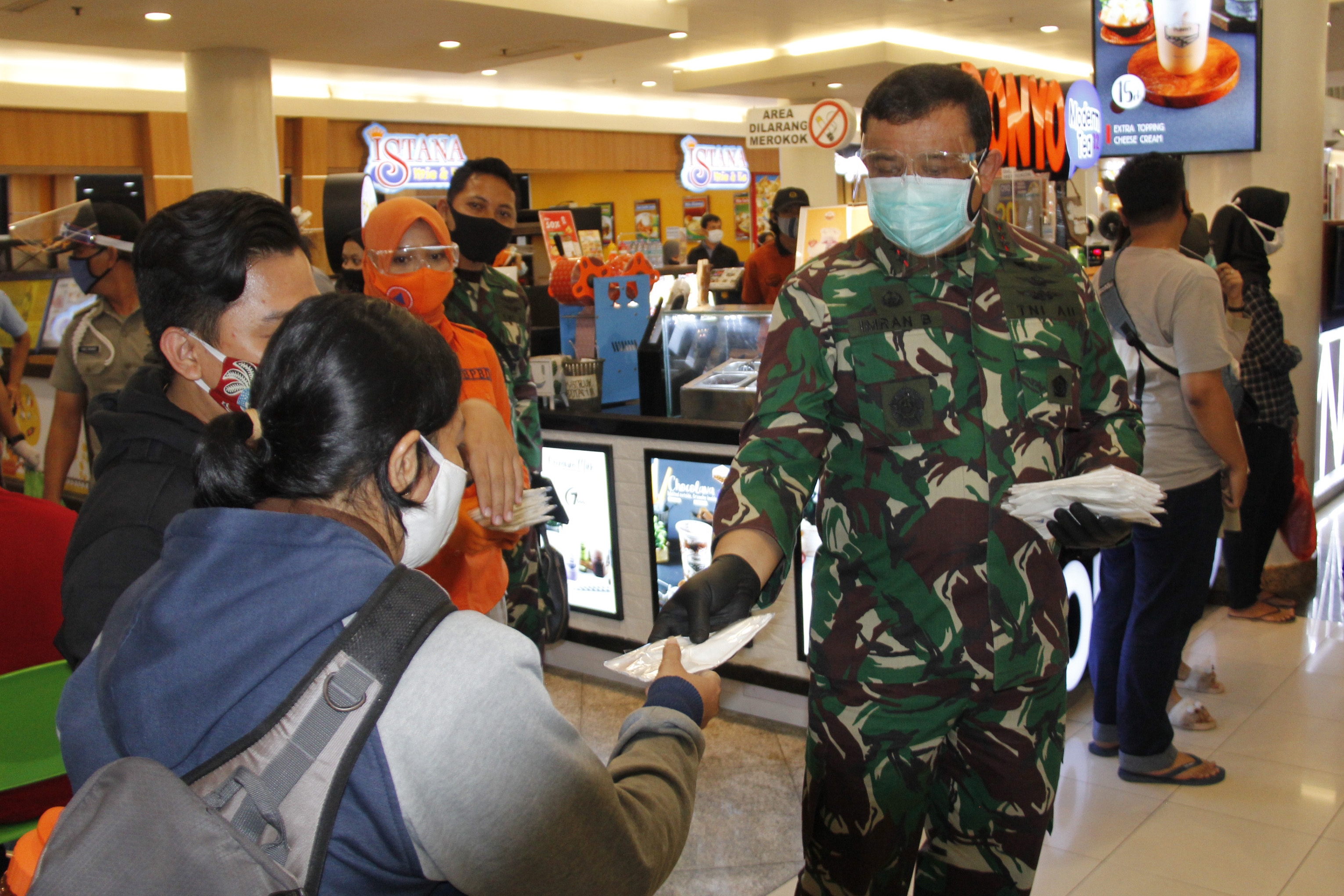 Pangkogabwilhan II, Marsekal Madya Imran Baidirus ketika membagikan masker gratis kepada warga di Royal Plaza, Surabaya, Selasa 30 Juni 2020. (Foto: Fariz Yarbo/Ngopibareng.id)