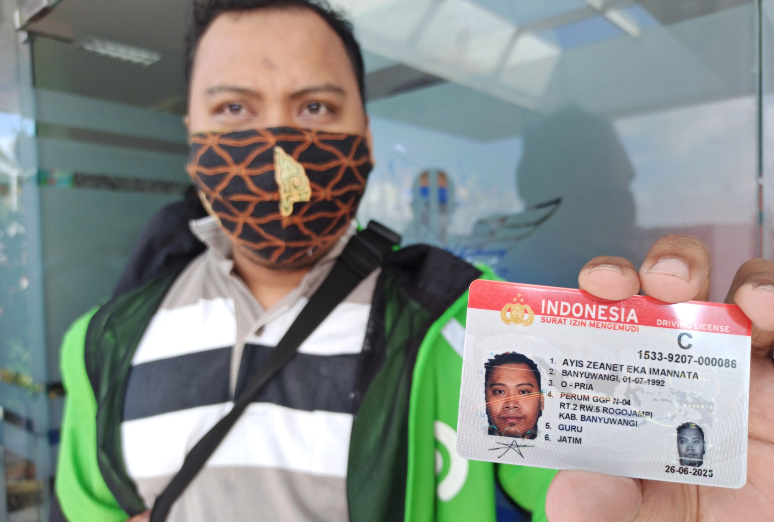 Ayis Zeanet menunjukkan SIM-nya usia melakukan perpanjangan gratis (foto: Hujaini/ngopibareng.id)