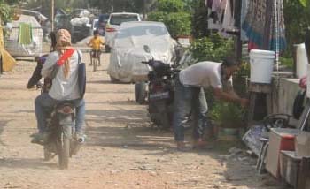 Salah satu kampung kumuh di wailayah Jakarta Barat, penduduknya tertib memenuhi anjuran. (Foto:Ngopibareng/asmanu)