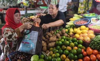 Pedagang dan pembeli di Pasar Tebet, Jakarta. sama-sama meninggalkan tas kresek. (Foto:Antara)