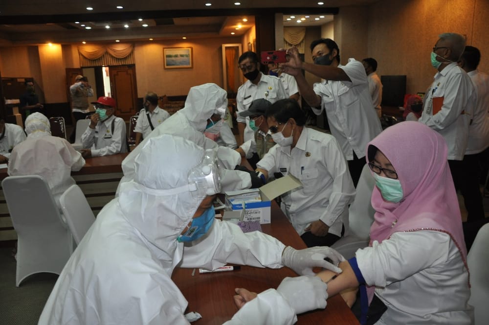 Rapid test di Kabupaten Gresik. (Foto: Azharil Farich/Ngopibareng.id)