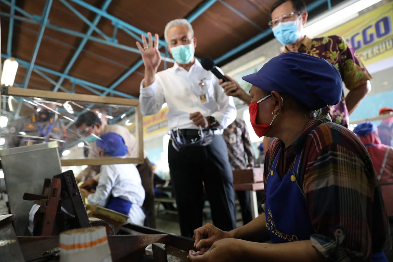 Gubernur Ganjar Pranowo saat menyosialisasikan New Normal. (Foto: Ist/Ngopibareng.id)