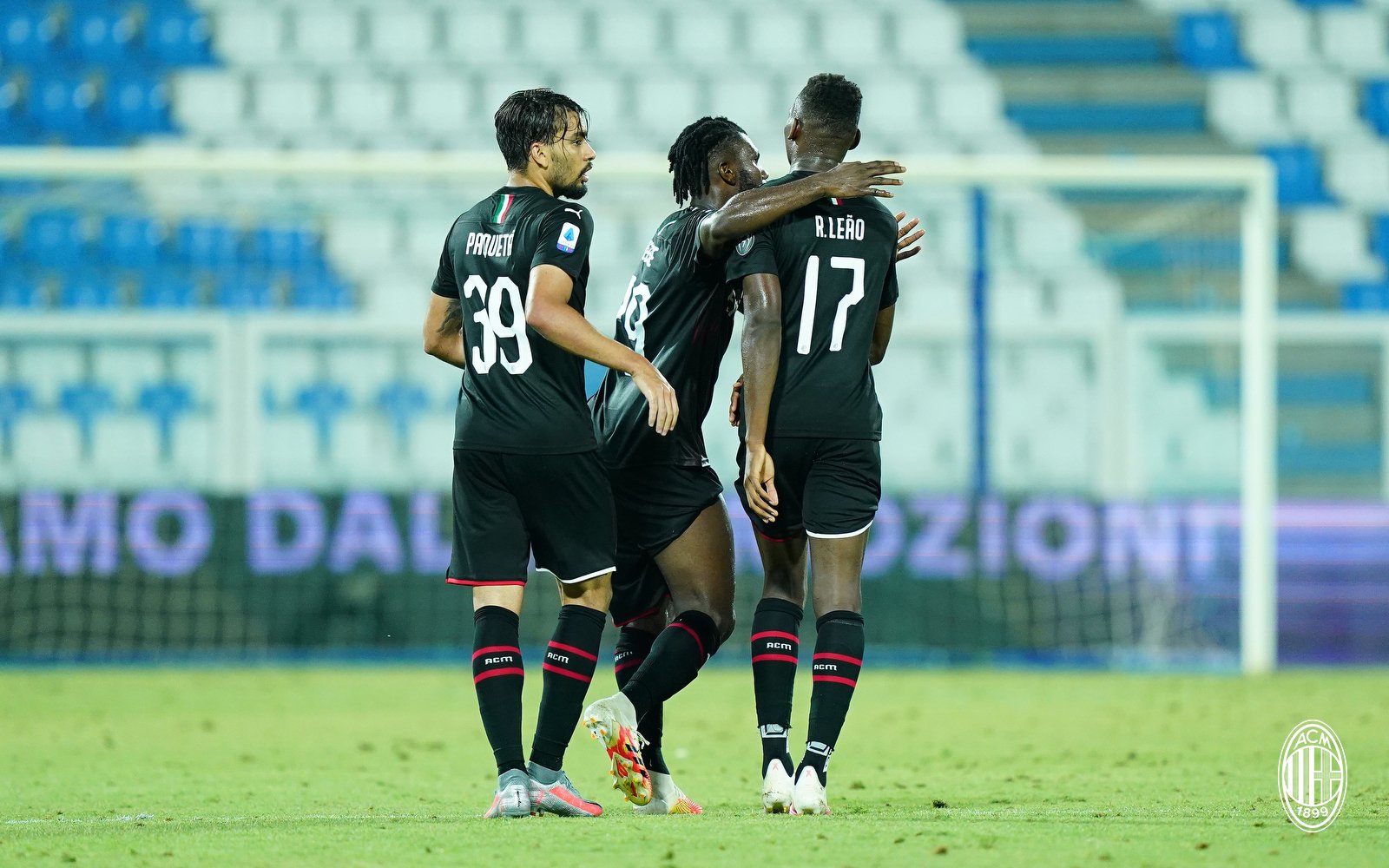 Pemain AC Milan, Lucas Paquetá (kiri) dan Rafael Leão (Kanan) melakukan selebrasi setelah mencetak gol. Milan harus bermain imbang 2-2 atas SPAL. (Foto: twitter @acmilan)