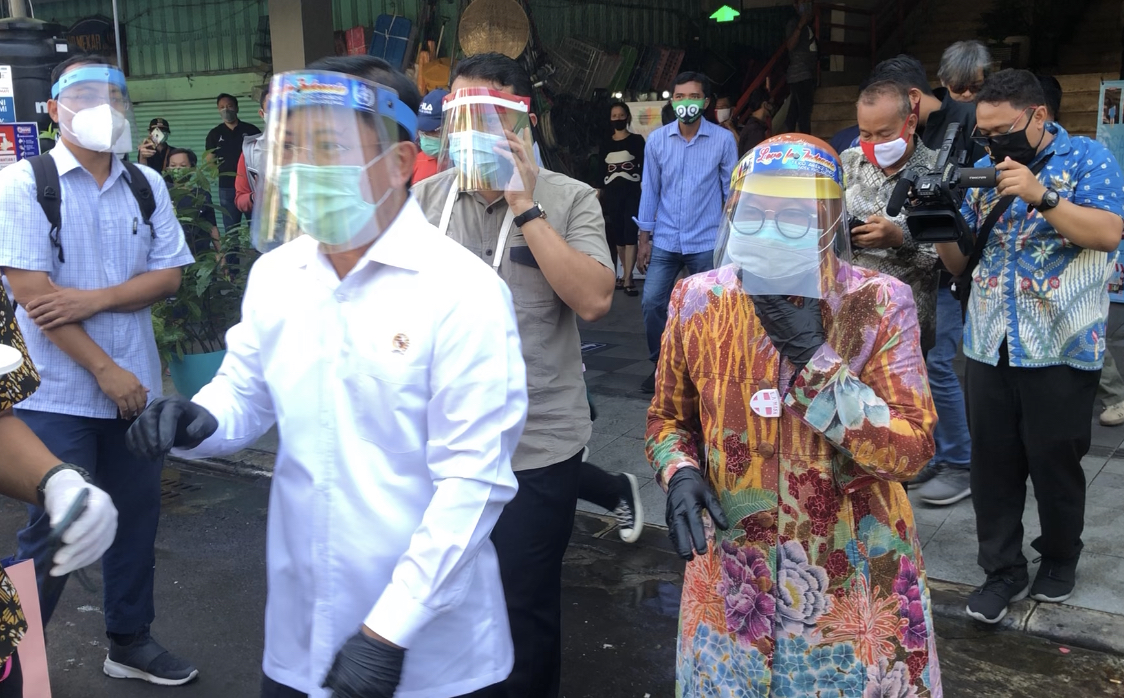 Menteri Kesehatan (Menkes), Terawan Agus Putranto, bersama Walikota Surabaya, Tri Rismaharini, saat melakukan sidak ke Pasar Genteng Baru. (Foto: Andhi Dwi/Ngopibareng.id)