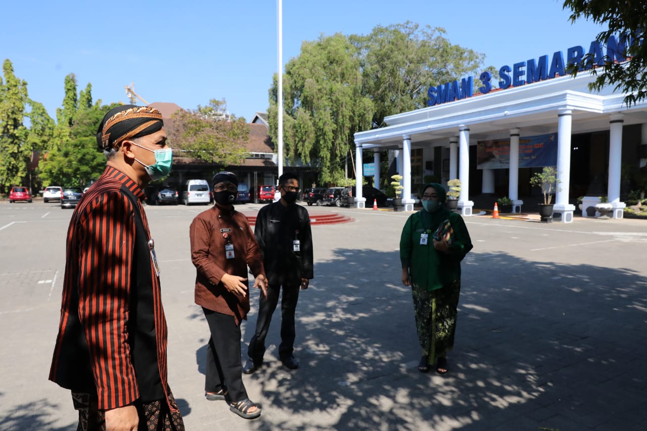 Gubernur Ganjar Pranowo saat berada di SMAN3 Semarang. (Foto: Ist/Ngopibareng.id)