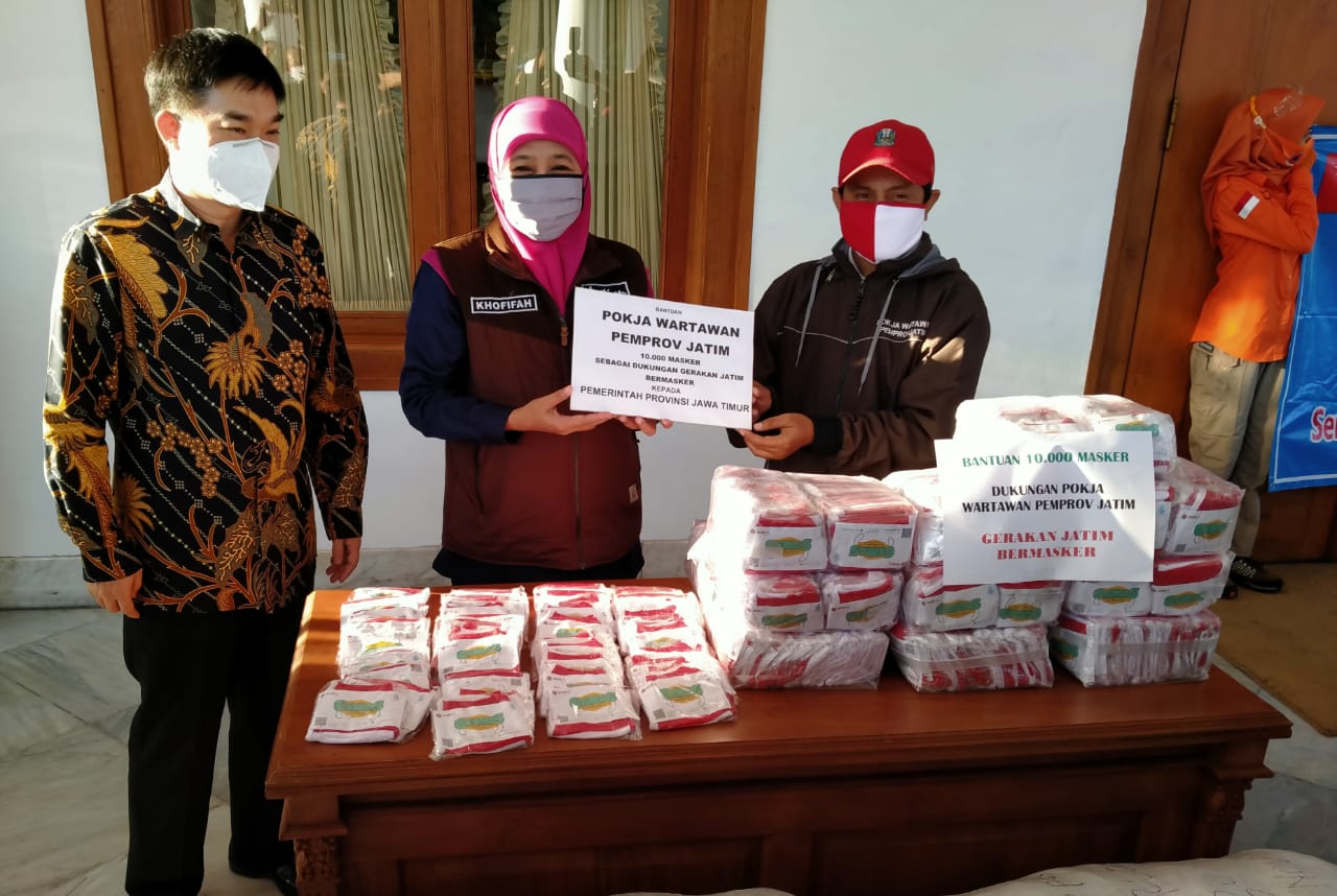 Gubernur Jawa Timur, Khofifah Indar Parawansa menerima bantuan dari Ketua Pokja Pahlawan, Fiqih Arfani, di Gedung Negara Grahadi, Surabaya, Kamis 2 Juli 2020. (Foto: Fariz Yarbo/Ngopibareng.id)