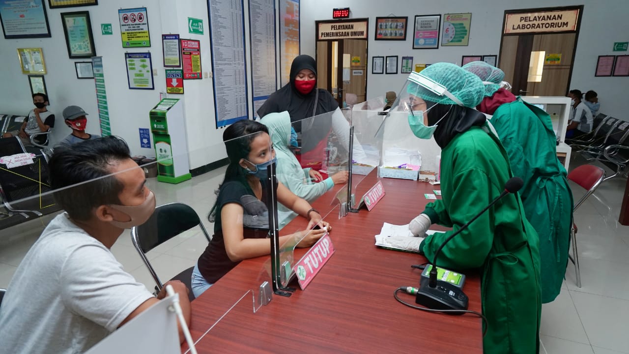 Sejumlah tenaga medis sedang melayani masyarakat yang berobat. (Foto: Istimewa)