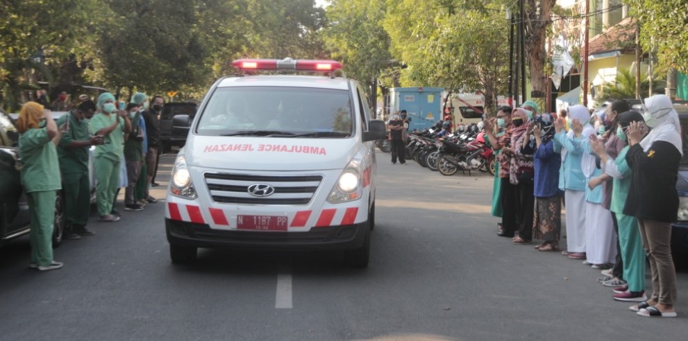 Para tenaga kesehatan melepas jenazah dr Abdul Cholig di depan RSUD dr Mohamad Saleh, Kota Probolinggo, Jawa Timur. (Foto: Ikhsan Mahmudi/Ngopibareng.id)