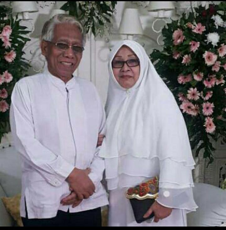 Foto kenangan dr Abdul Cholig bersama istri. (Foto: Dok. keluarga)