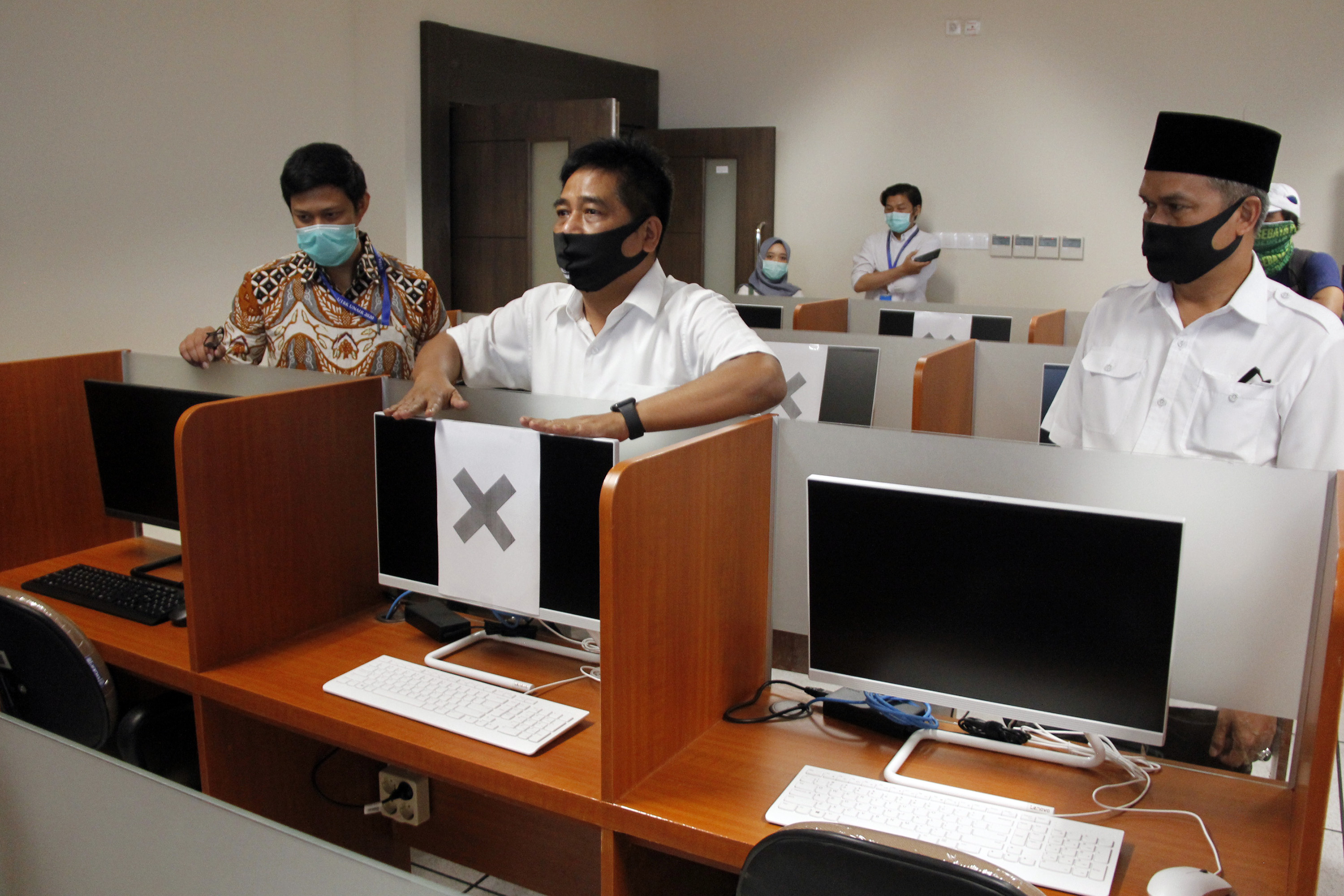 Panitia Pelaksana UTBK Universitas Airlangga melakukan pengecekan lokasi ujian di Gedung Fakultas Farmasi Unair, Jalan Mulyorejo, Surabaya, Jumat 3 Juli 2020. (Foto: Fariz Yarbo/Ngopibareng.id)