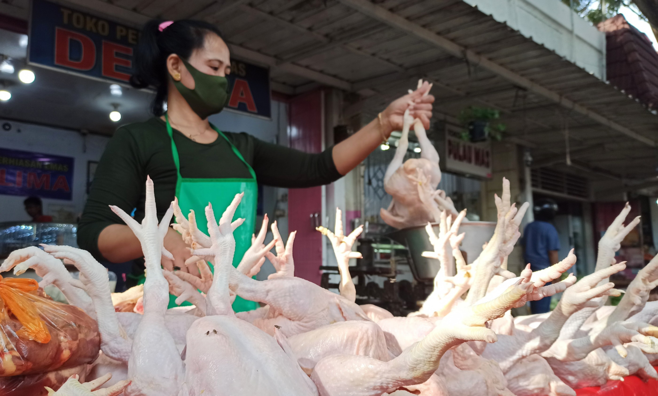 Susilowati, salah satu pedagang ayam potong di Pasar Induk Banyuwangi. (Foto: Muh. Hujaini/Ngopibareng.id)