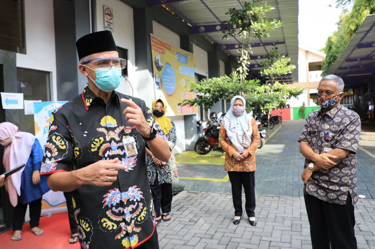 Gubernur Ganjar Pranowo meninjau SMAN 1, SMKN 4, dan SMKN 8 untuk mengecek proses verifikasi berkas setelah proses PPDB online dilakukan, Jumat, 3 Juli 2020.