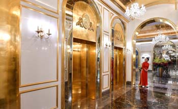 Lobi yang pintu-pintunya  berlapis emas di Dolce Hanoi Golden Lake Hotel, Hanoi, Vietnam. (Foto:DHGLH)