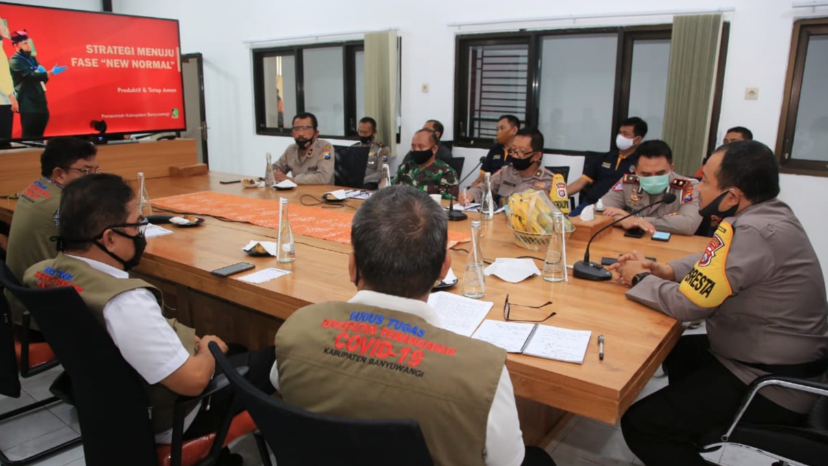 Rapat koordinasi GTPP Covid-19 Banyuwangi di Posko GTPP Covid-19 Jl. A. YanI, Banyuwangi (foto:istimewa)