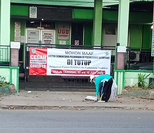 Puskesmas Ketapang, Kecamatan Kademangan, Kota Probolinggo ditutup sepekan. (Foto: Ikhsan Mahmudi/ngopibareng.id)