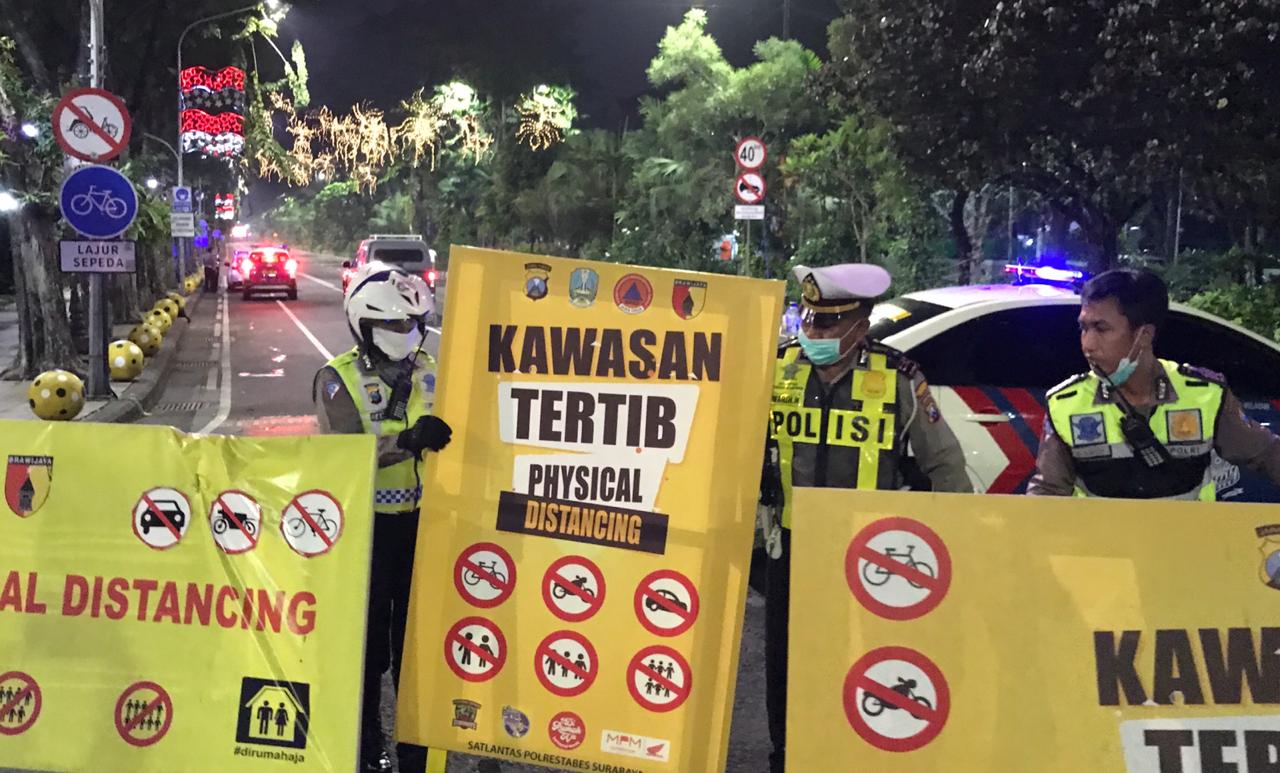 Aparat kepolisian memasang barier di Jalan Darmo, Surabaya, Jumat 3 Juli 2020 malam. 