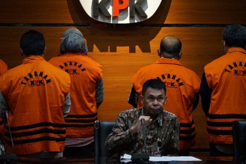 KPK dalam konferensi pers kasus OTT di Kutai Timur, Jumat, 3 Juli 2020. (Foto: Ant)