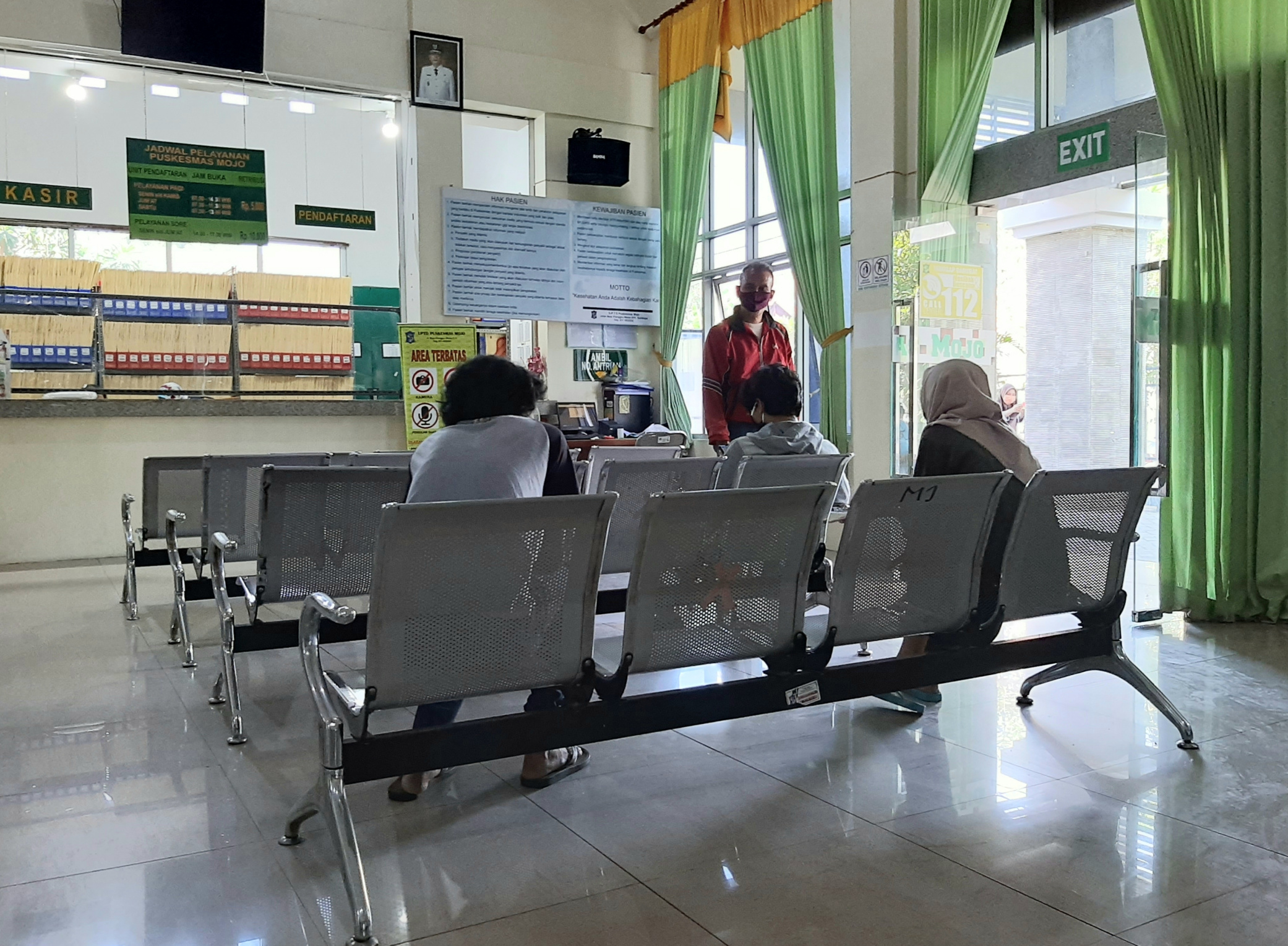 Suasana Puskesmas Mojo tampak sepi dan lenggang. (Foto: Pita Sari/Ngopibareng.id)