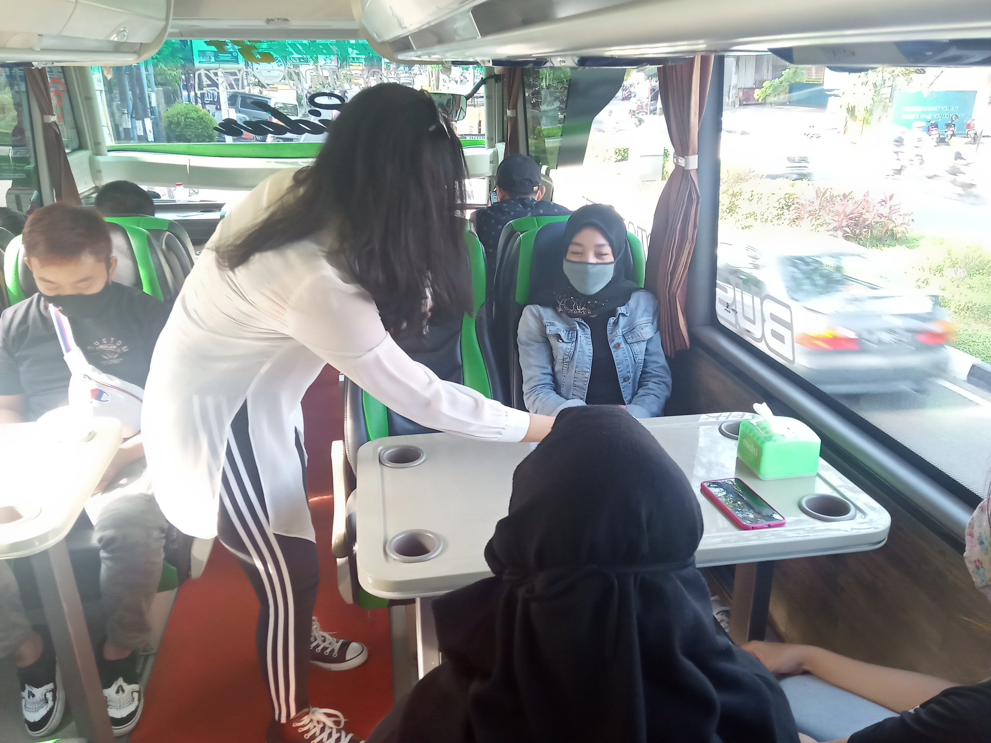 Wisata sejarah sambil ngopi di dalam bus. (Foto: Lalu Theo/Ngopibareng.id)