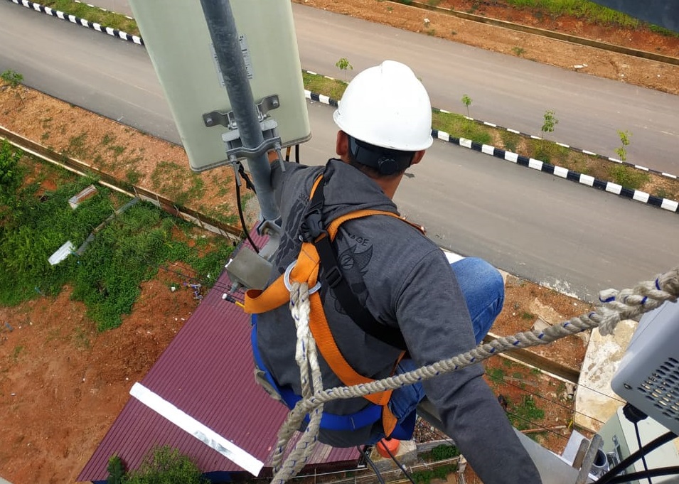 Teknisi sedang melakukan pemeliharaan salah satu infrastruktur jaringan-BTS milik XL Axiata yang berada di sekitar jalan Tol Balikpapan–Samarinda alias Tol Balsam. (Foto: XL Axiata)