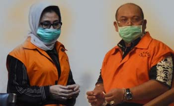 Bupati Kutai Timur Ismunandar dan istrinya, Ketua DPRD Encek UR Firgasih dengan seragam tahanan KPK di Jakarta, Sabtu. (Foto:Antara/Ngopibareng)