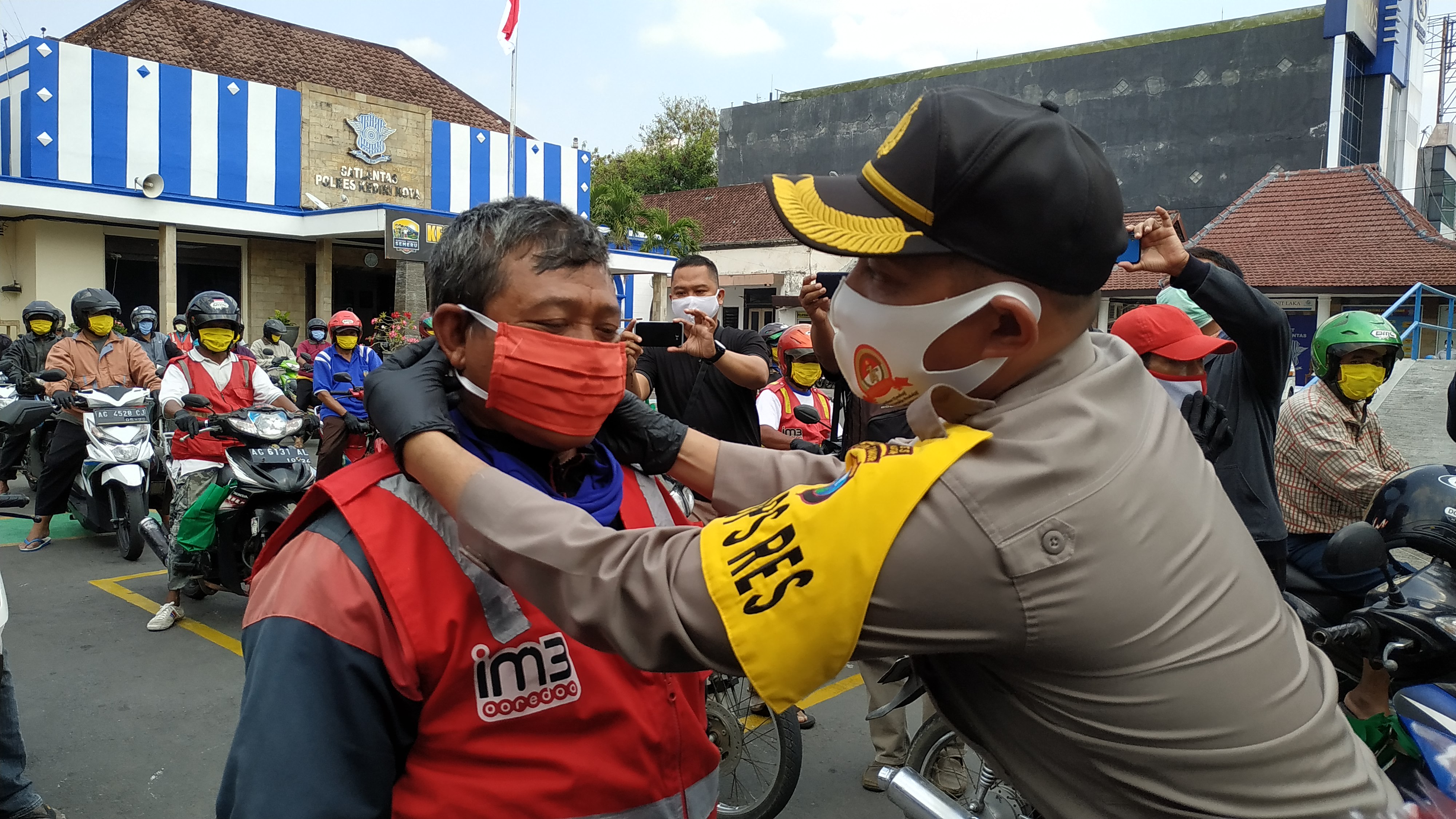 Kapolres Kediri Kota, AKBP Miko Indrayana, memberi pembekalan protokol kesehatan Covid-19 ke tukang ojek pangkalan. (Foto: Fendhy Plesmana/Ngopibareng.id)